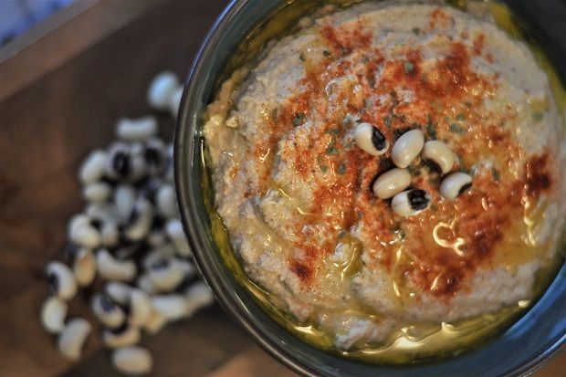 Καπνιστό χούμους με μαυρομάτικα φασόλια