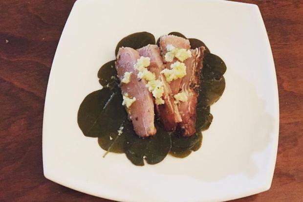 Καπνιστός τόνος με κρέμα λεμονιού και καπαρόφυλλα