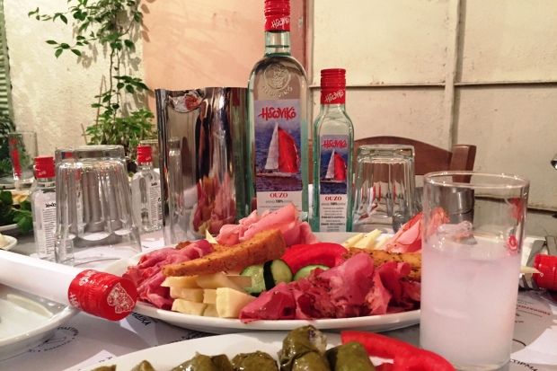 Καραμανλίδικα: αυγά, σουτζούκι και ούζο ηδωνικό