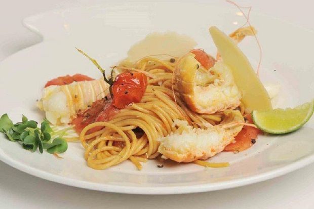 Καραβιδομακαρονάδα με σάλτσα Mικρολίμανου