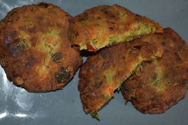 Κεφτέδες με φάβα, πράσινα μυρωδικά και κόκκινες πιπεριές