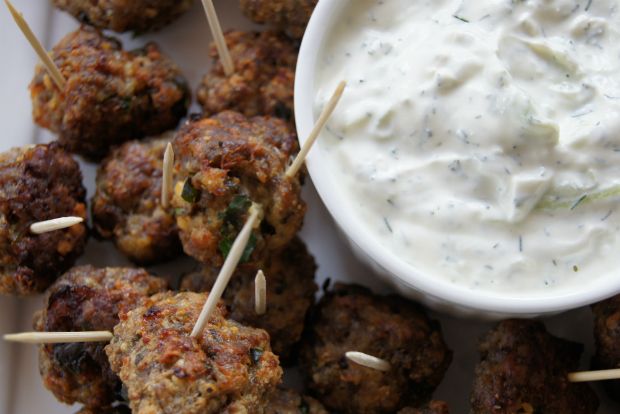 Κεφτέδες με φέτα: κρύψε τηγάνι, βγάλε ταψί