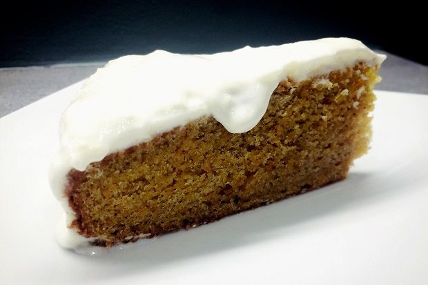 Κέικ καρότου με ό,τι έχει το ψυγείο