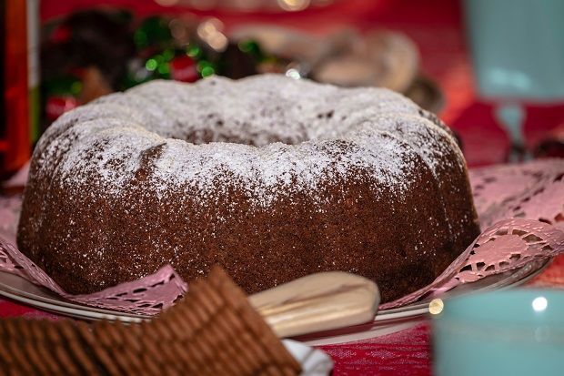 Κέικ με ασπράδια, χαρουπάλευρο και ταχίνι