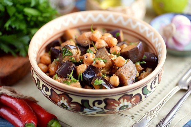 Κοκκινιστά ρεβίθια με μελιτζάνες στον φούρνο