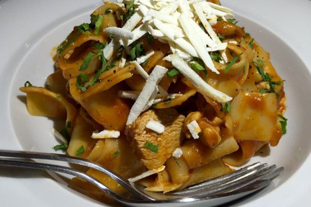 Κόκορας κρασάτος με παπαρδέλες, της Χρύσας