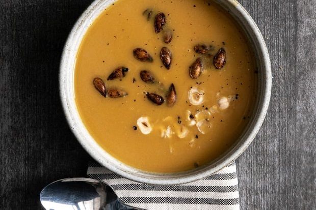 Κολοκυθόσουπα με πράσο και καβουρδισμένο φουντούκι