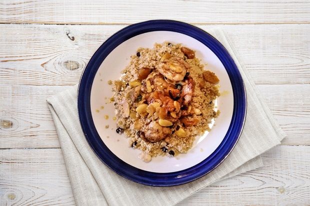 Κοτόπουλο με κουσκούς και σάλτσα με βερίκοκα και αμύγδαλα