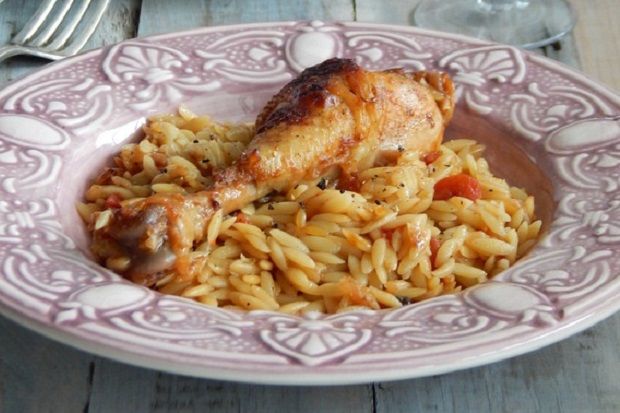 Κοτόπουλο με κριθαράκι στη γάστρα