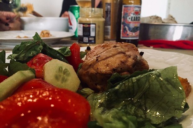 Κοτόπουλο ψημένο πάνω σε ροδέλες πορτοκαλιού