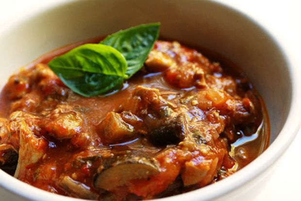 Κοτόπουλο στη γάστρα με μελιτζάνες και μπαχαρικά
