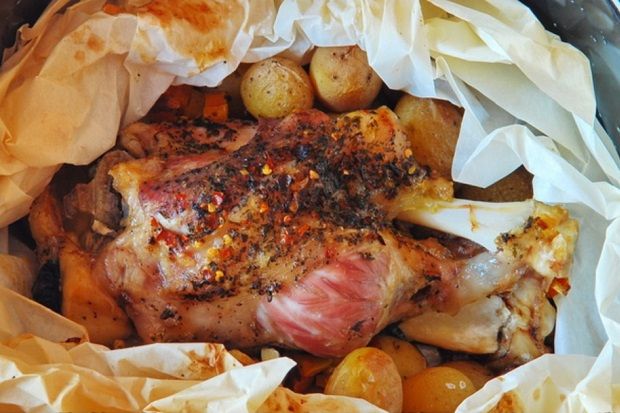 Κότσι χοιρινό με ένα μάτσο βότανα