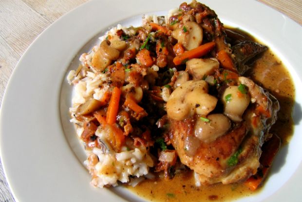 Κουνέλι κρασάτο με μανιτάρια