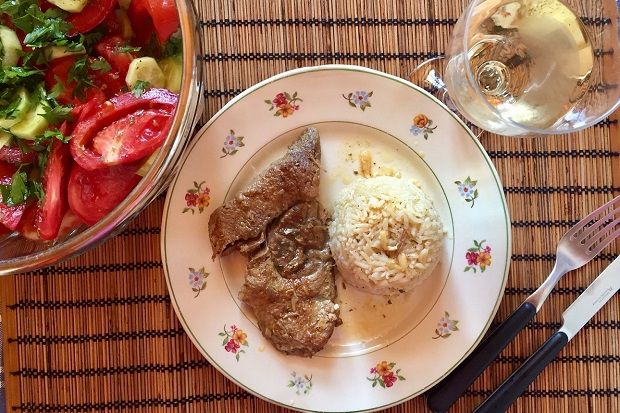 Κρέας πορτοκαλάτο της κατσαρόλας, με πιλάφι