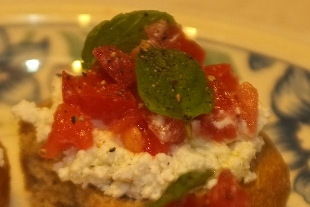 Κριθαρένιες μπουκιές με σπιτική ρικότα, ντομάτα και δυόσμο