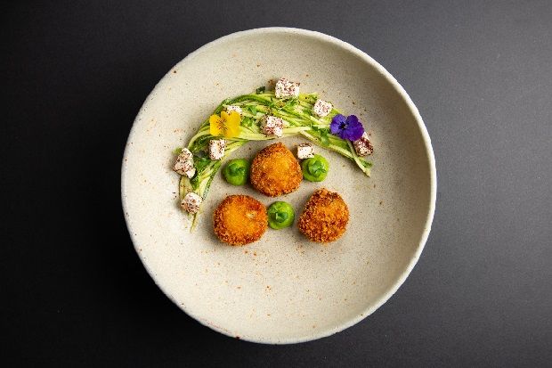 Κροκέτες καπνιστής πέστροφας με σαλάτα κολοκύθι