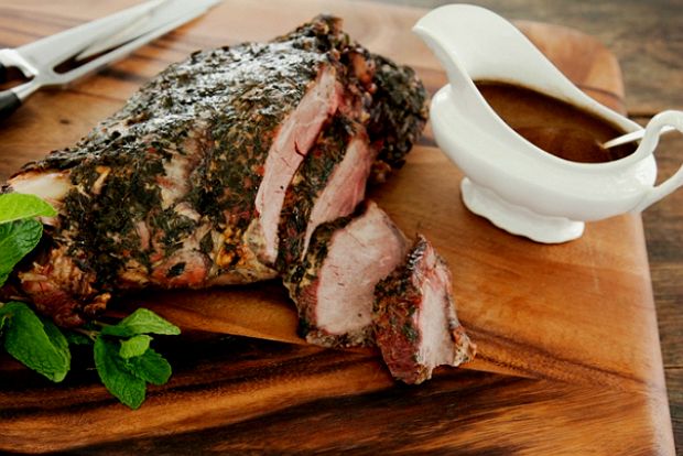 Κυριακάτικα: αρνάκι με κρούστα από αμύγδαλα