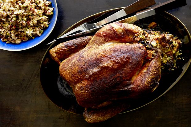 Κυριακάτικο καπόνι παραγεμιστό με μυρουδίτσες