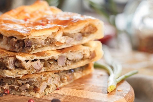 Λαχταριστή κιμαδόπιτα με αγκινάρες και γραβιέρα