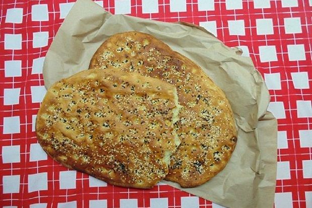 Λαγάνα με μπαχαρικά και ταχίνι