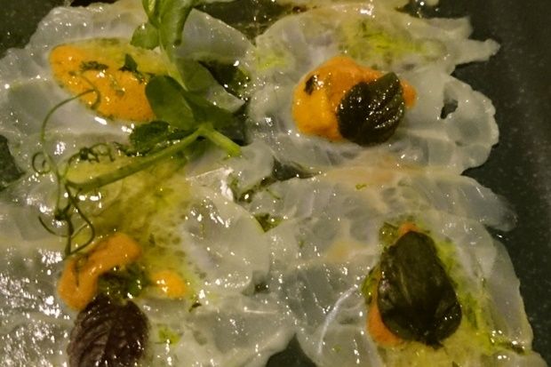 Λαβράκι καρπάτσιο με αυγά αχινού