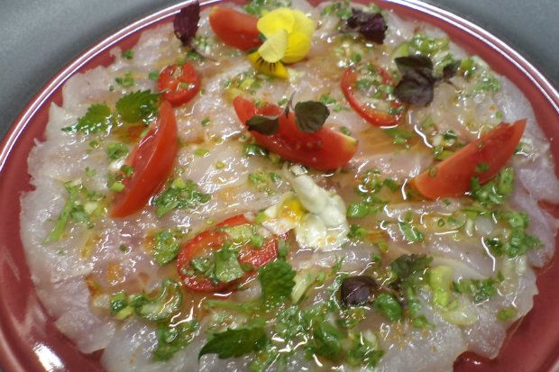 Λαβράκι καρπάτσιο με τη συνταγή του Μύθου