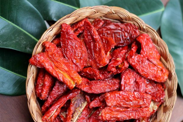 Λιαστές ντομάτες από χέρι