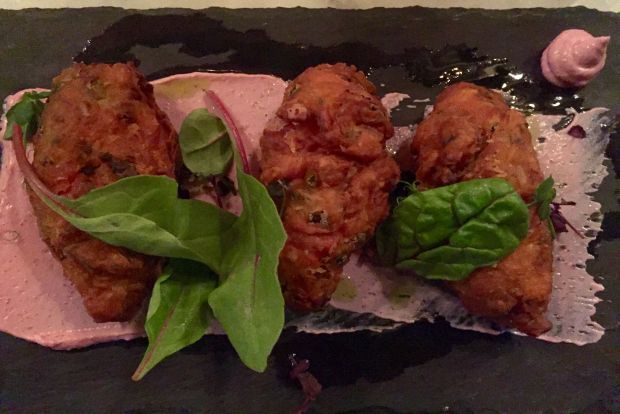 Λουκουμάδες με ντομάτα και σάλτσα γιαουρτιού