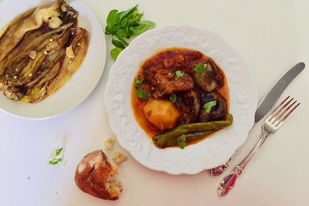 Μαγεριά, με μελιτζάνες και σπέντζες από το μποστάνι