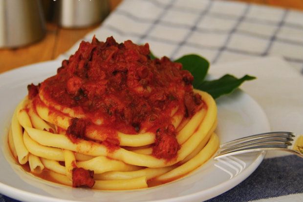 Μακαρονάδα και στην κορυφή ραγού χταποδιού