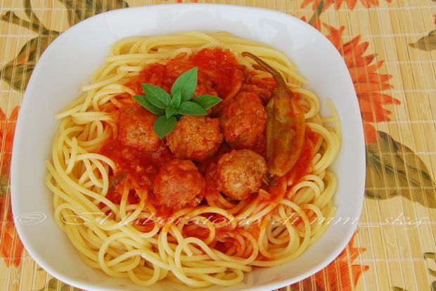 Μακαρονάδα με κεφτεδάκια λίγο πιο καυτερά