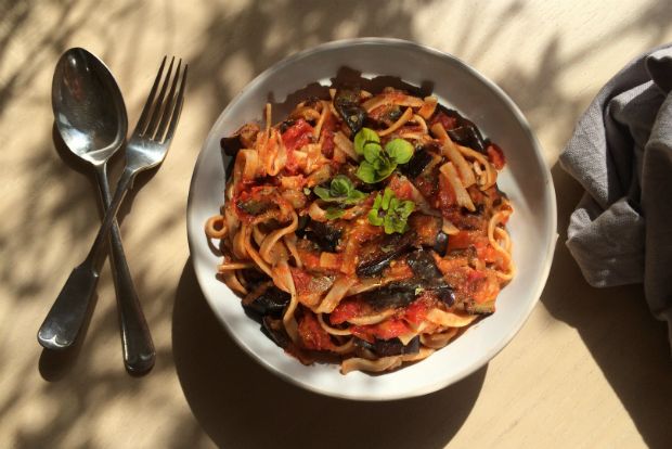 Μακαρονάδα με μελιτζάνες και βγες στο μπαλκόνι