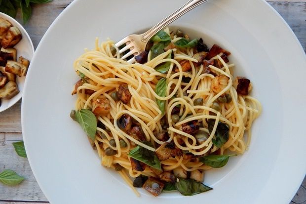 Μακαρονάδα με μελιτζάνες, κάπαρη και βασιλικό: μυρίζει ελληνικό καλοκαίρι