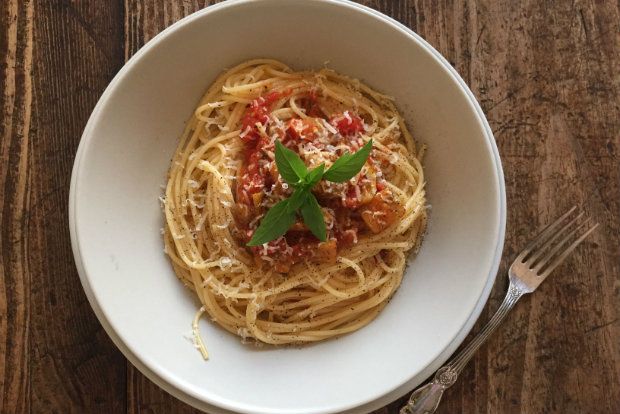 Μακαρονάδα με σάλτσα άσπρης μελιτζάνας