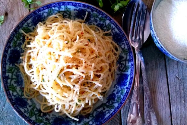 Μακαρονάδα σκορδάτη με μυζήθρα: pasta mia!