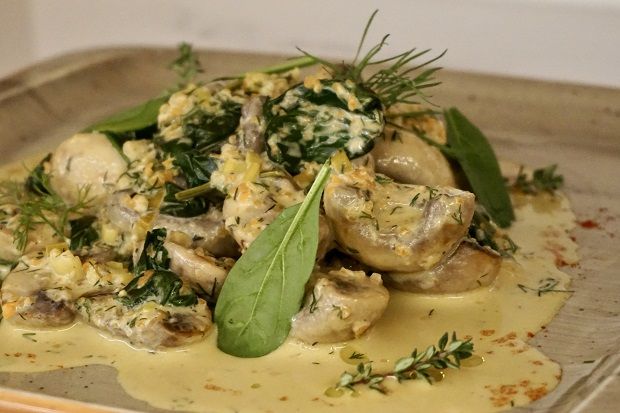 Μανιτάρια φρικασέ με σπανάκι