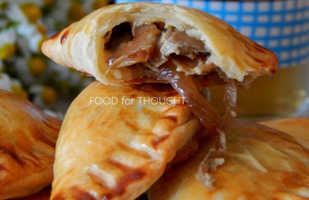 Μανιταροπιτάκια με καραμελωμένα κρεμμύδια και μπλε τυρί… σκέτη λιχουδιά!