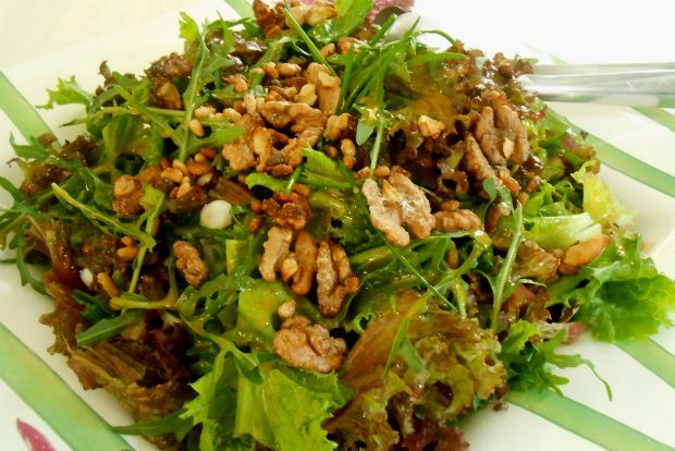 Μαρούλι, ρόκα, καρύδια: χορταστική σαλάτα