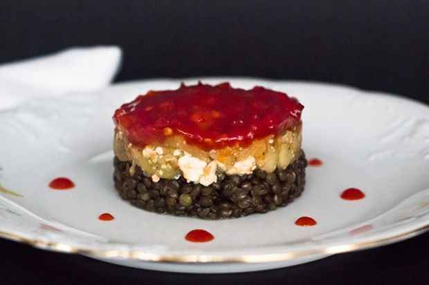 Μαύρες φακές με καπνιστή μελιτζάνα και μαρμελάδα τσίλι