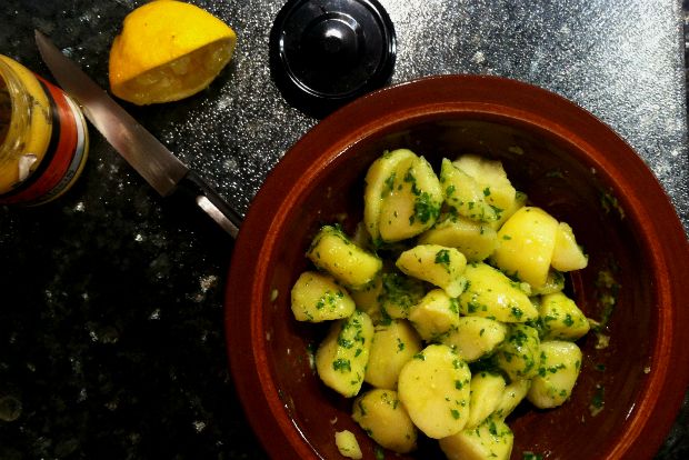 Με salsa verde: πατατοσαλάτα μεσογειακή