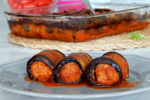 Μελιτζάνες και κεφτέδες: ρολά της μιας μπουκιάς