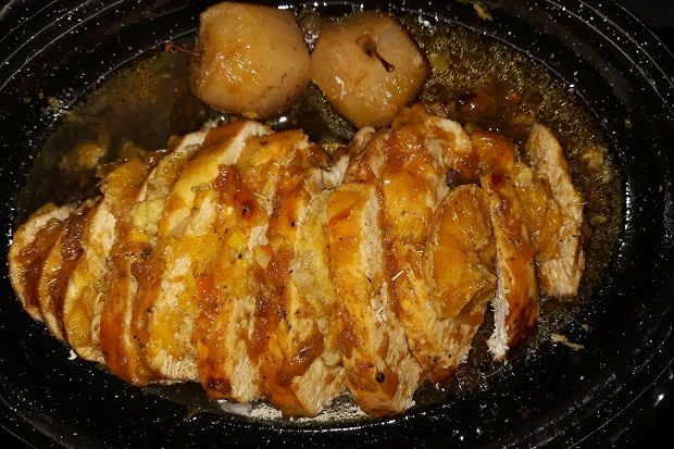 #menoumespiti: Φιλέτο γαλοπούλας με χουρμάδες, σος πορτοκάλι, μήλο, τσάι