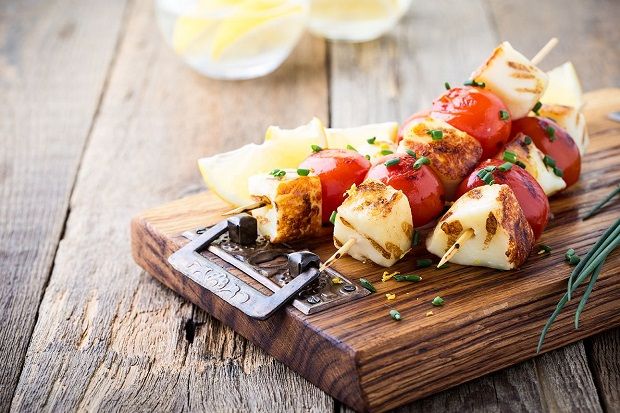 #ΜένουμεΣπίτι και ψήνουμε σουβλάκια με χαλλούμι