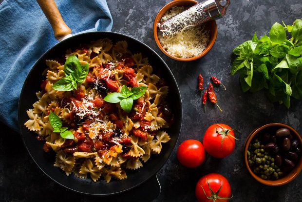 Μεσογειακή κουζίνα: φιογκάκια ολικής πουτανέσκα