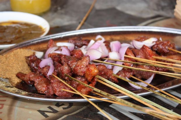 Μεζέδες για Μουντιάλ, III: σουβλάκια απ’ το Καμερούν