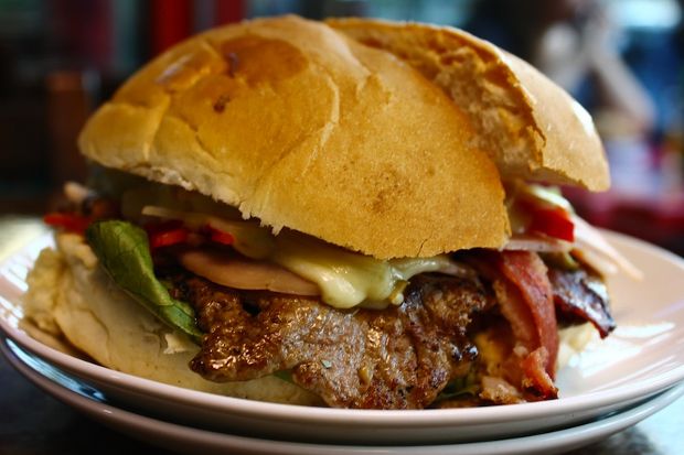 Μεζέδες για Μουντιάλ: το εθνικό chivito της Ουρουγουάης