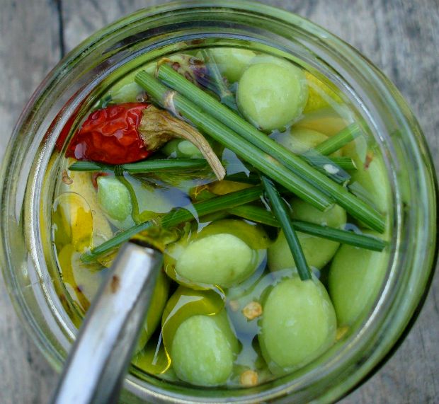 Μόνοι ετοιμάζουμε πράσινες ελιές