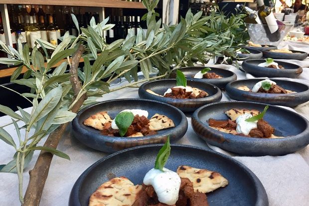 Μοσχαράκι κοκκινιστό με κρέμα ξινομυζήθρας