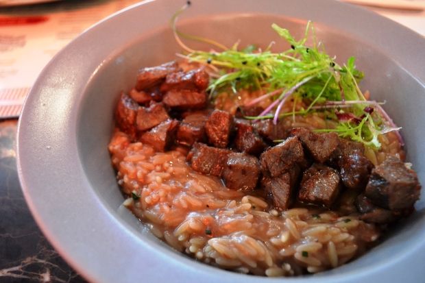 Μοσχαρίσια μάγουλα με κριθαράκι, Rock n’ Balls