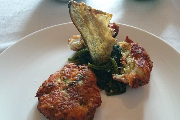 Μπακαλιαροκεφτέδες με τσιτσαρόν: χορταίνουν το πνεύμα και τη σάρκα